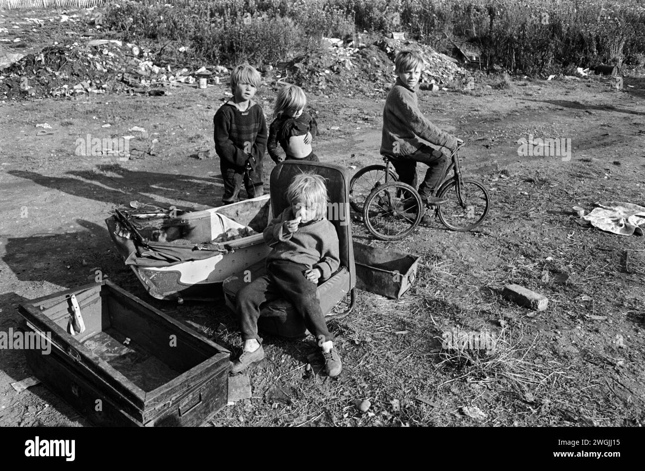 I bambini dei viaggiatori irlandesi zingari, tutti i ragazzi che giocano insieme nel terreno di sterminio di Balsall Heath Birmingham anni '1960, Regno Unito, 1968 HOMER SYKES Foto Stock