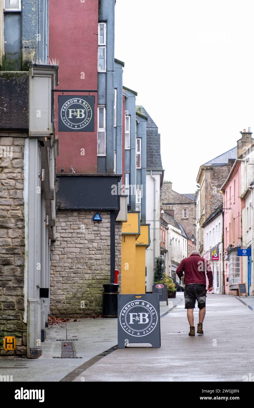 Un negozio di High Street nel Regno Unito che vende vernici Farrow e Ball. Il negozio ha un cartello montato a parete e un tabellone sandwich esterno che pubblicizza la vernice Farrow e Ball Foto Stock Un negozio di High Street nel Regno Unito che vende vernici Farrow e Ball. Il negozio ha un cartello montato a parete e un tabellone sandwich esterno che pubblicizza la vernice Farrow e Ball Foto Stock