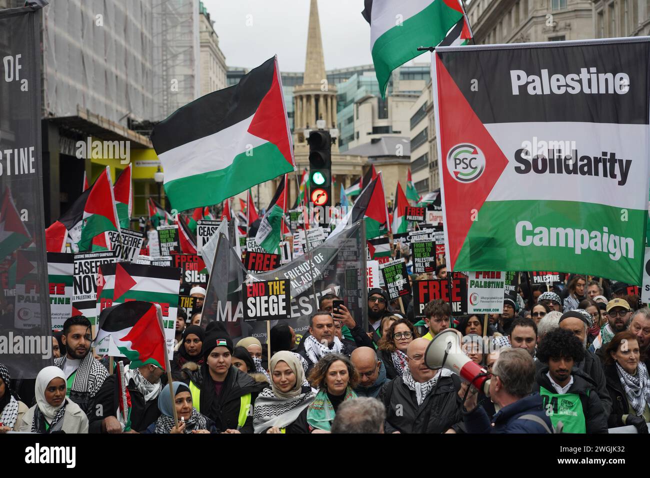 Centinaia di migliaia di marzo a Londra per la marcia nazionale per la Palestina chiedendo un cessate il fuoco permanente a Gaza e la fine dell'assedio israeliano di Gaza. Foto Stock