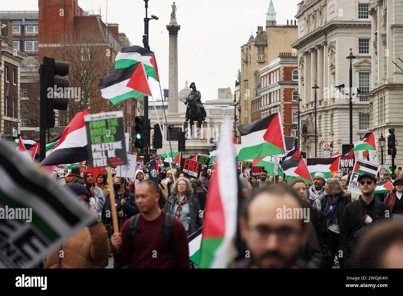 Centinaia di migliaia di marcia sulla marcia nazionale per la Palestina a Londra chiedendo un cessate il fuoco permanente a Gaza e la fine dell'assedio di Gaza. Foto Stock