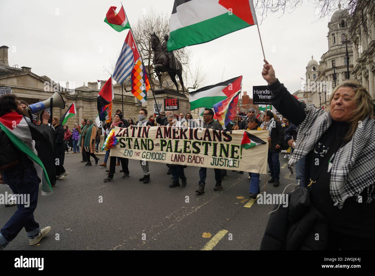 Centinaia di migliaia hanno marciato sulla marcia nazionale per la Palestina a Londra chiedendo un cessate il fuoco permanente a Gaza e la fine dell'assedio di Gaza. Foto Stock