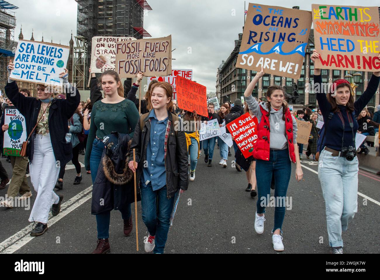 Londra. Cartelli degli studenti: "I livelli del mare sono in aumento", "combustibili fossili, sciocchi fossili", "gli oceani stanno crescendo così siamo" e "la Terra si sta riscaldando attenzione all'avvertimento" Foto Stock