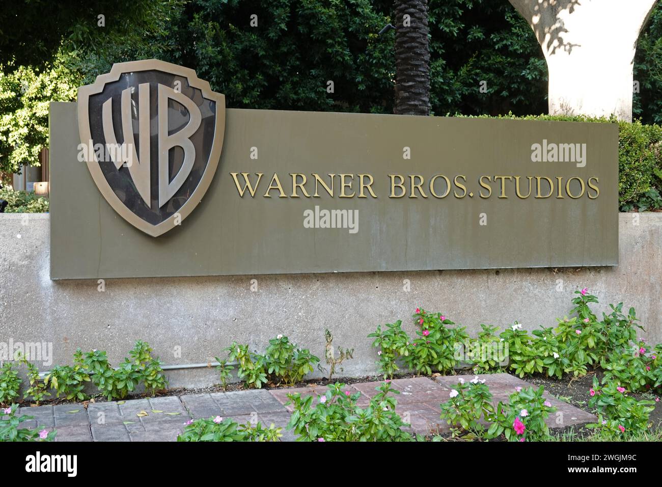 Burbank, California, Stati Uniti - 21 novembre 2019: Logo e cartello WB con la scritta WARNER BROS. GLI STUDIOS sono mostrati durante il giorno. Solo per uso editoriale. Foto Stock