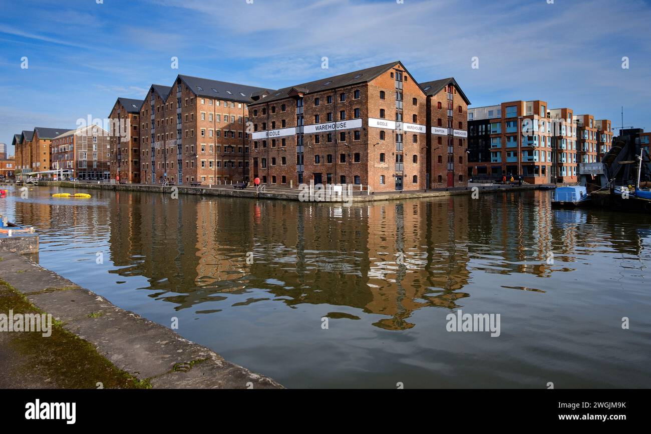 Gloucester Docks, Gloucestershire. Un tempo le banchine di lavoro ora sono utilizzate per una combinazione di alloggi per uffici, negozi, tempo libero e nautica Foto Stock