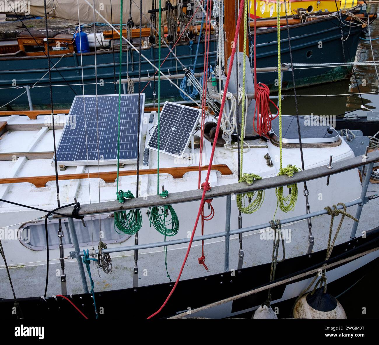 Gloucester Docks, Gloucestershire. Un tempo le banchine di lavoro ora sono utilizzate per una combinazione di alloggi per uffici, negozi, tempo libero e nautica Foto Stock