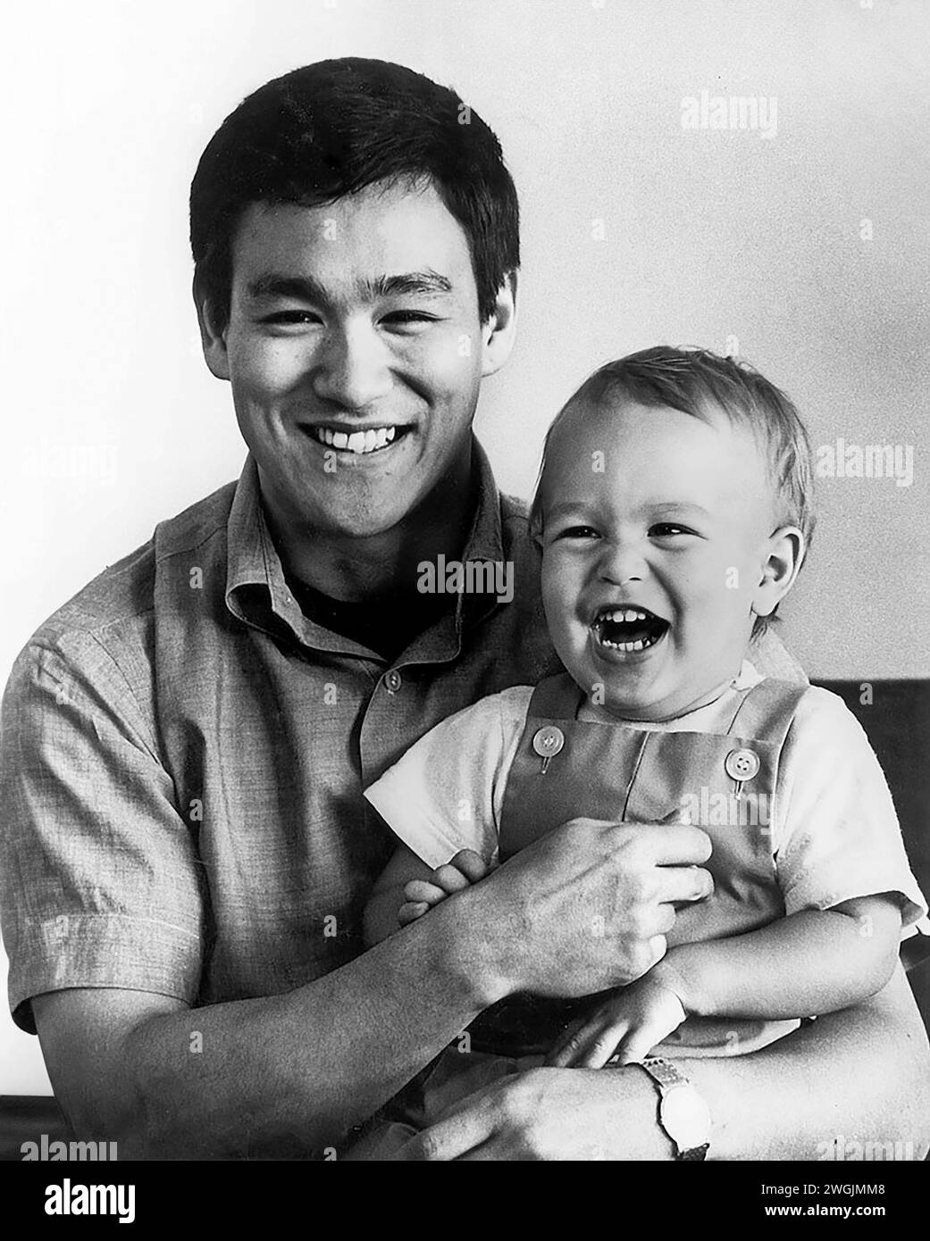 Bruce Lee. Ritratto dell'artista e attore marziale americano di Hong Kong, Bruce Lee (nato Lee Jun-fan, 1940-1973) con suo figlio, Brandon, 1966 Foto Stock