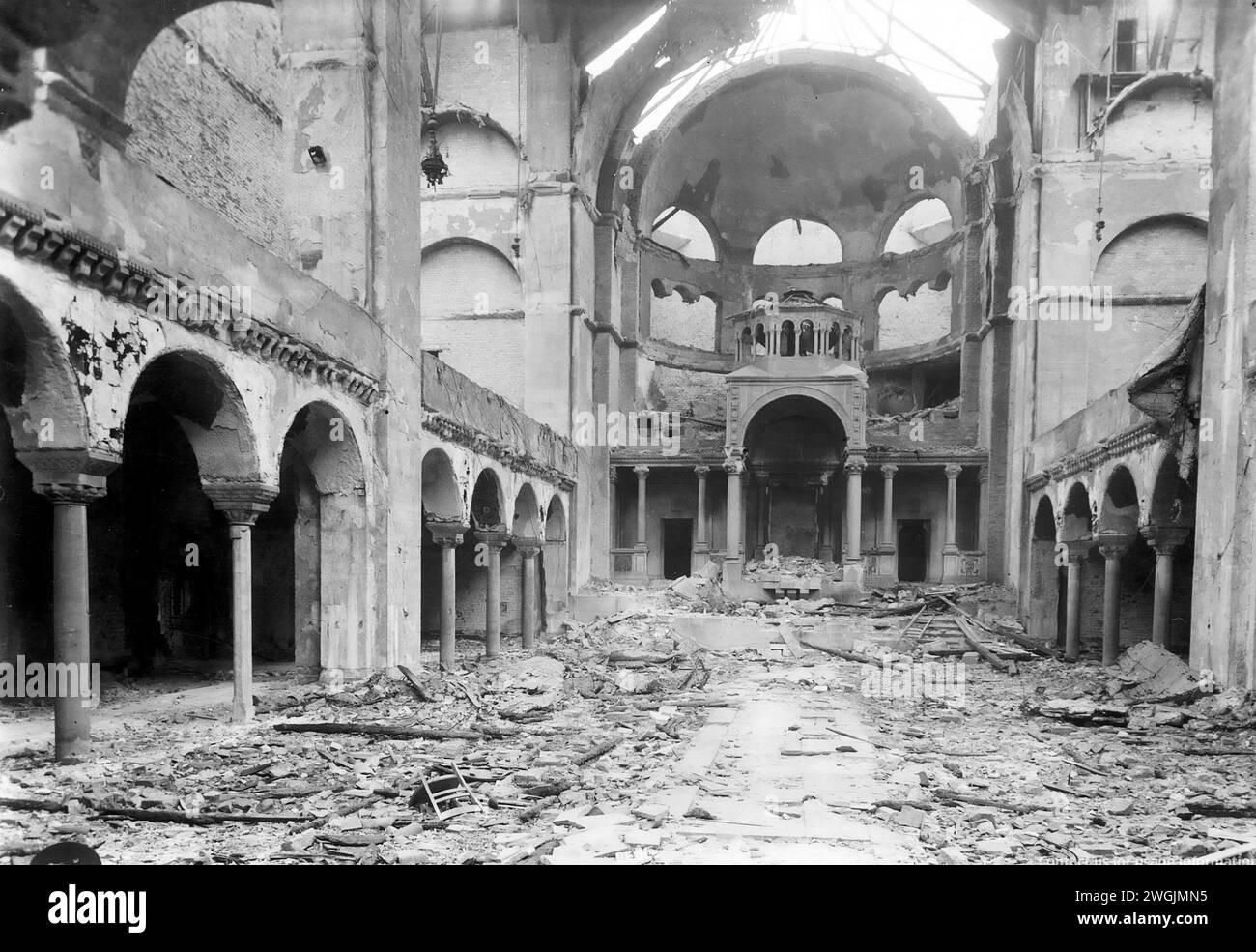 Kristallnacht. Vista interna della sinagoga Fasanenstrasse distrutta, Berlino dopo che fu distrutta nel pogrom di Kristallnacht il 9–10 novembre 1938. Foto Stock