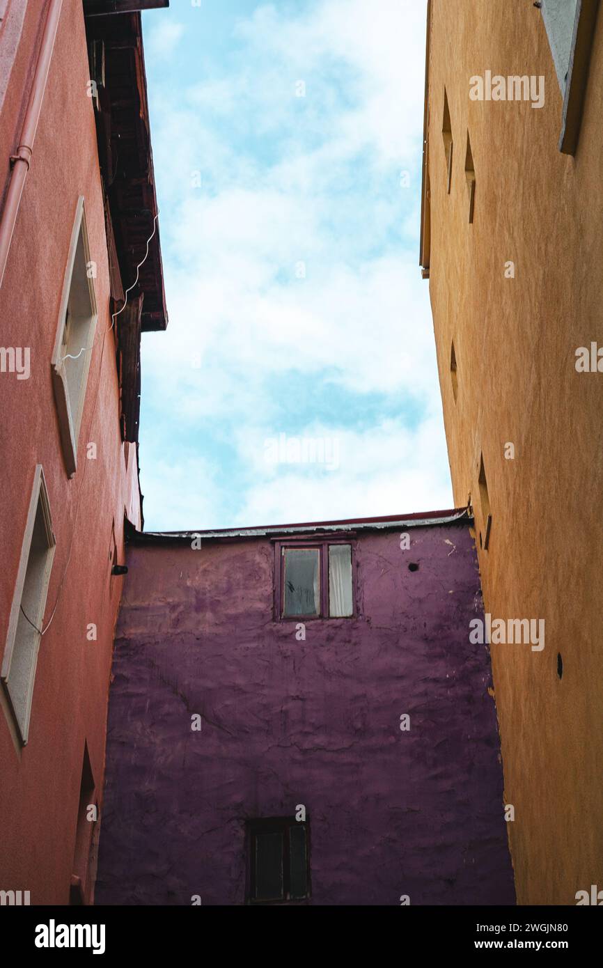 Alcuni edifici colorati con una suggestiva facciata viola a Istanbul, Turchia Foto Stock