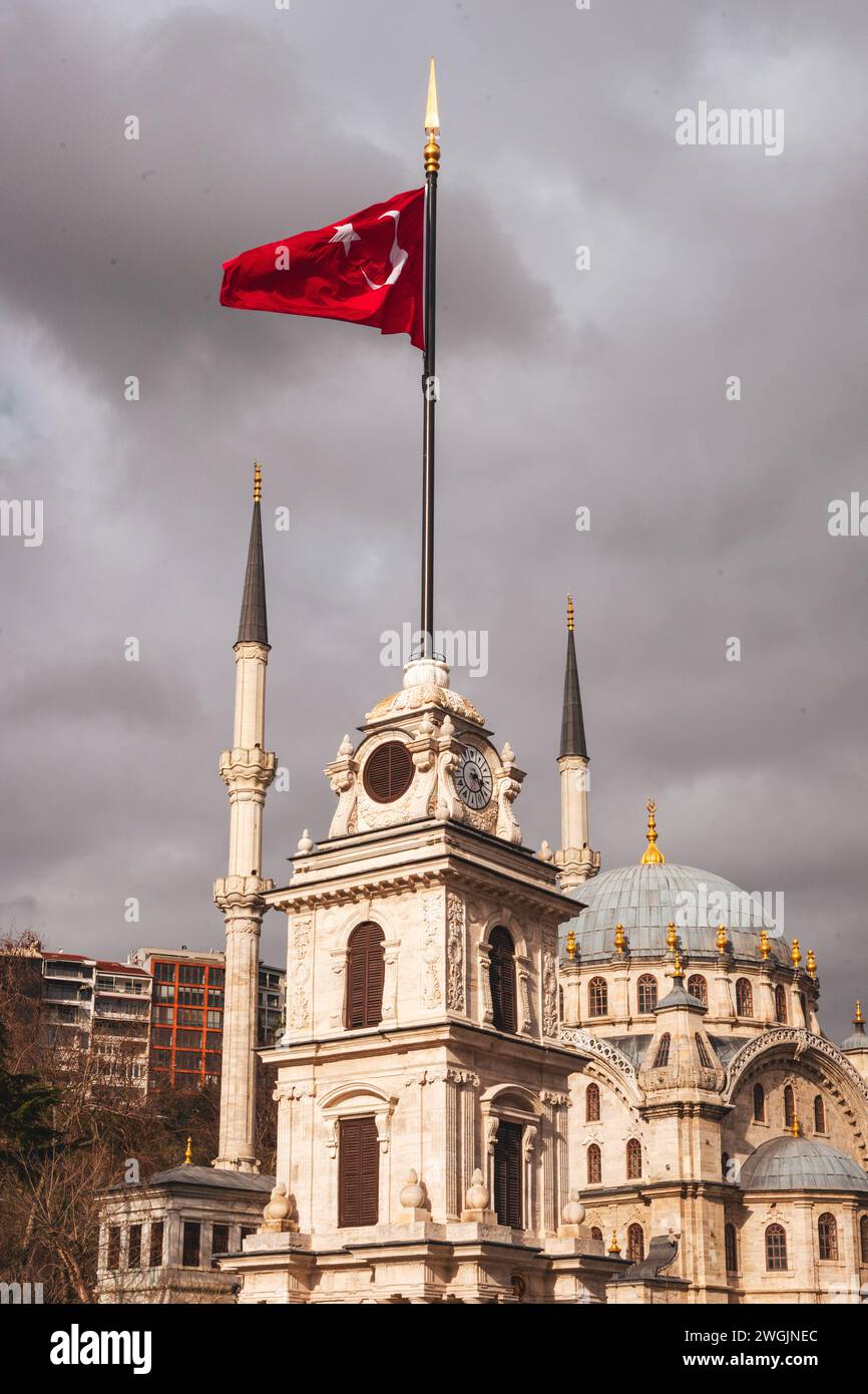 Un vivace complesso con diversi edifici e un'importante palo a bandiera a Istanbul, Turchia Foto Stock