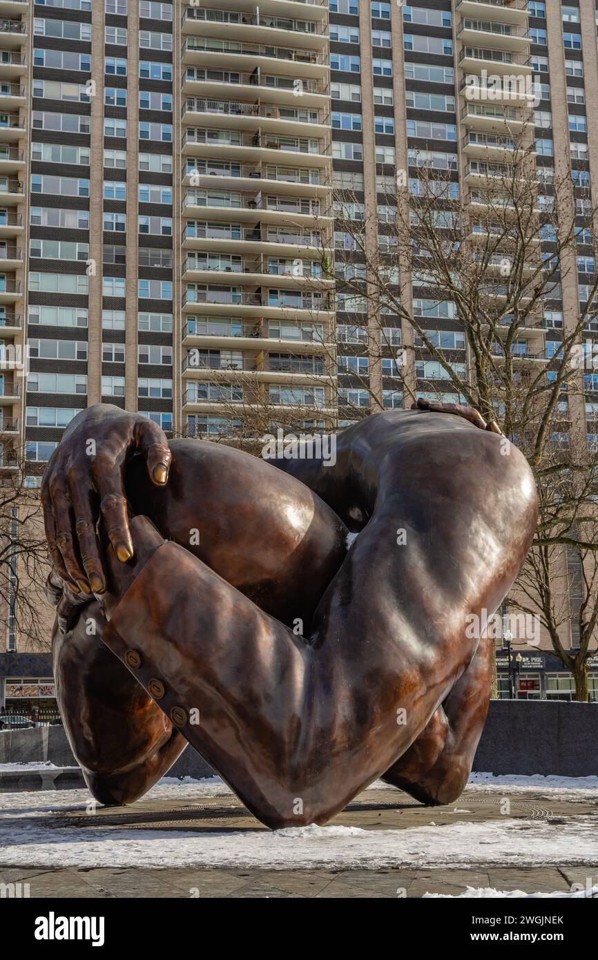 Boston, ma, USA-15 gennaio 2024: La scultura abbracciata nel Boston Common in onore del Dr. Martin Luther King e di sua moglie Coretta Scott King. Foto Stock