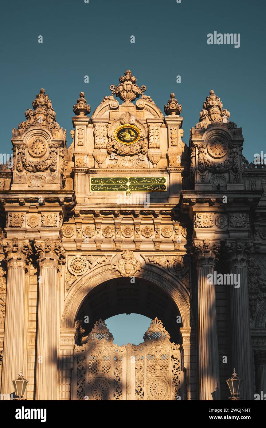 Un'elaborata porta adornata da una croce e una campana arroccata sul suo pinnacolo a Istanbul, Turchia Foto Stock