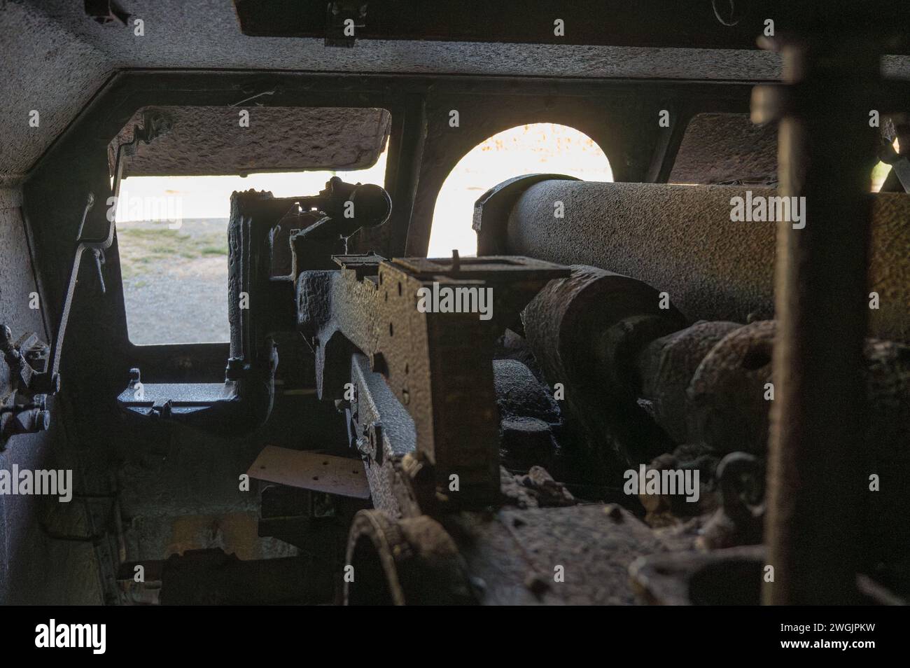 Vista interna del bunker difensivo tedesco di Longues Sur Mer, dall'interno del bunker dietro il cannone d'artiglieria. Foto Stock
