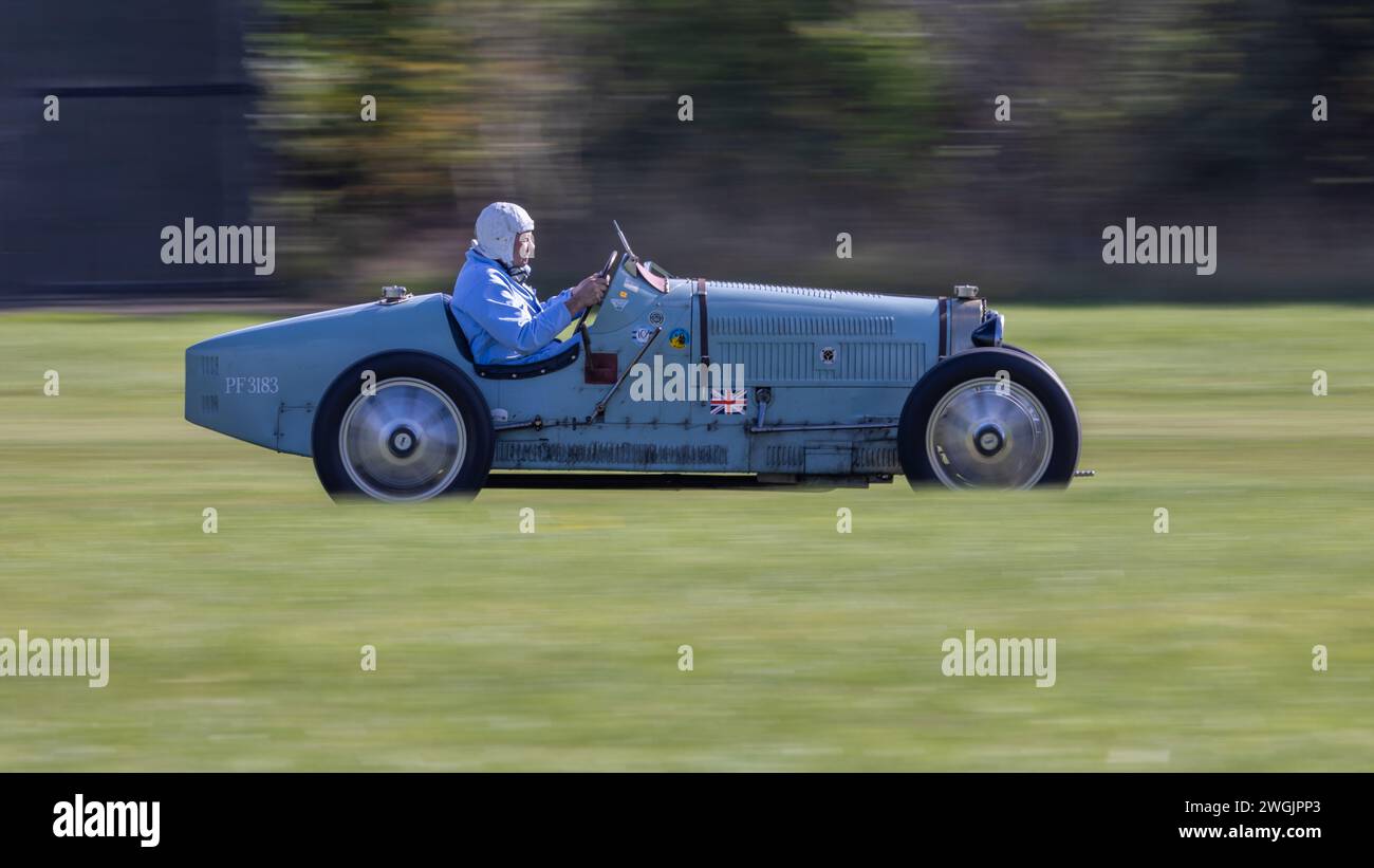 Old Warden, UK - 2 ottobre 2022: Auto d'epoca Bugatti Type 51 che viene guidata a velocità sostenuta lungo una pista di prato Foto Stock