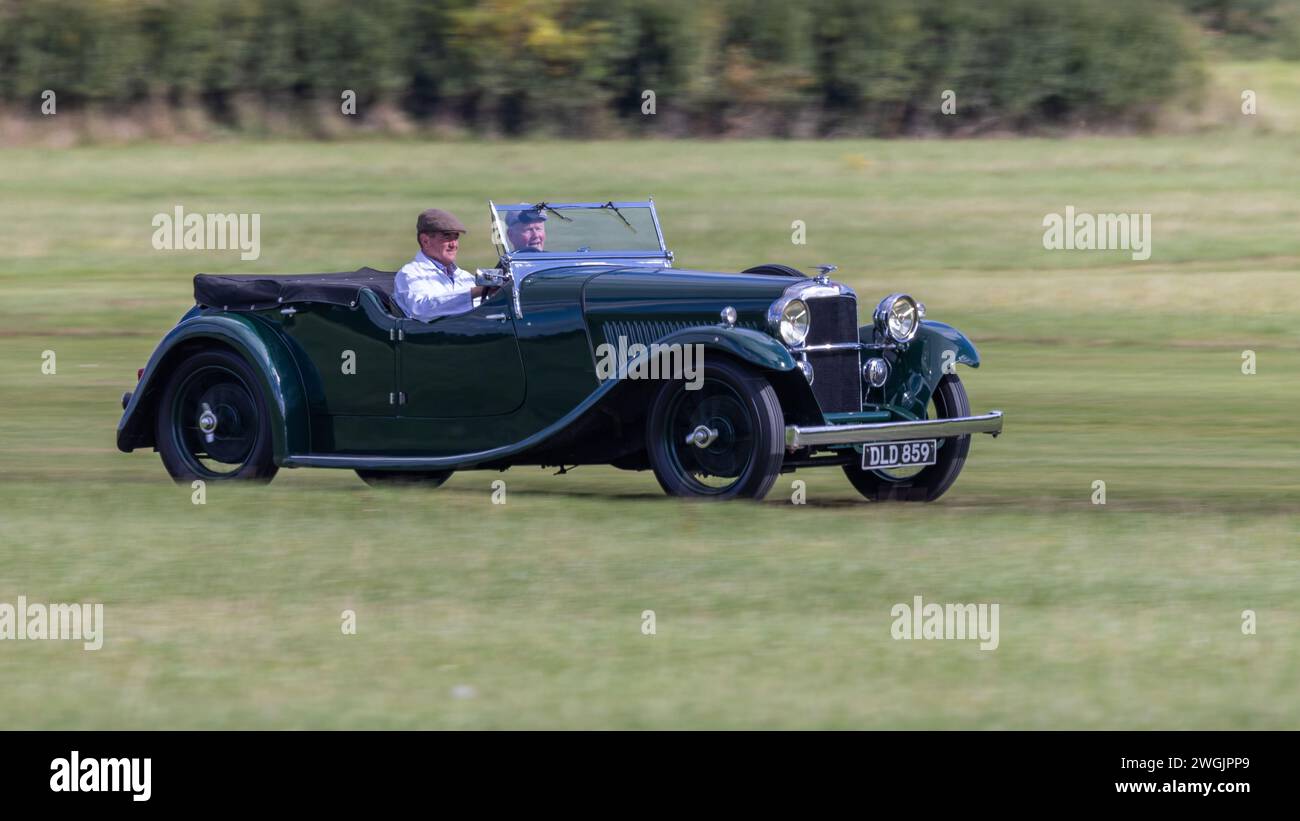 Old Warden, UK - 2 ottobre 2022: Auto d'epoca Alvis 1936 Firebird Tourer DLD 859, guidata a velocità sostenuta lungo la pista di prato Foto Stock