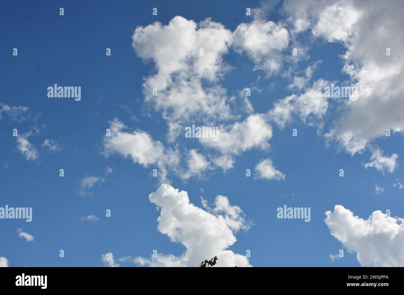 Tempo nuvoloso, nuvole nel cielo Foto Stock