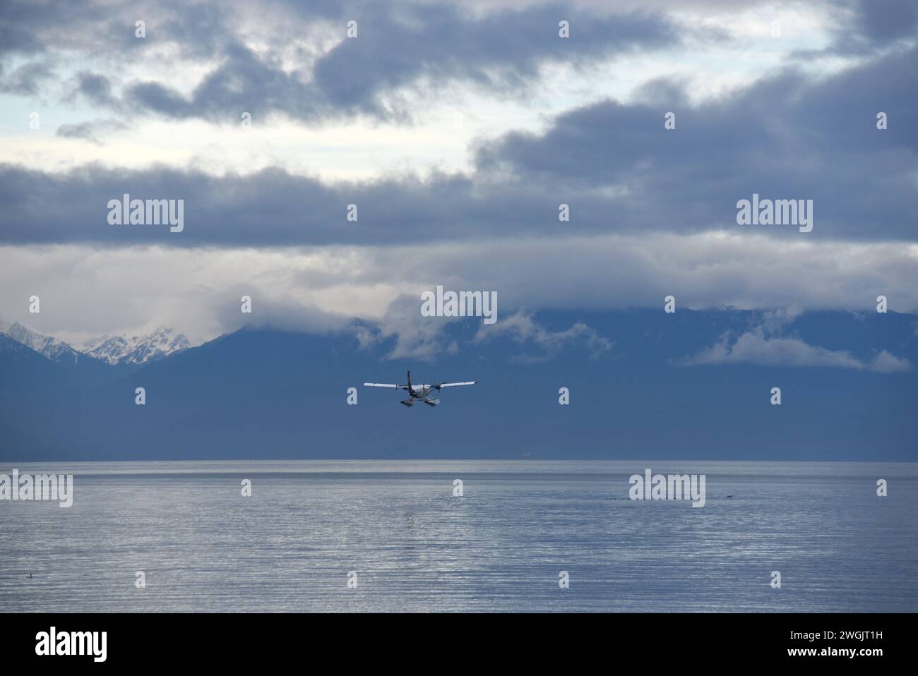 Un idrovolante della Harbour Air, un De Havilland Canada DHC-6-300 Twin Otter, decolla dal porto di Victoria, British Columbia, Canada. Foto Stock