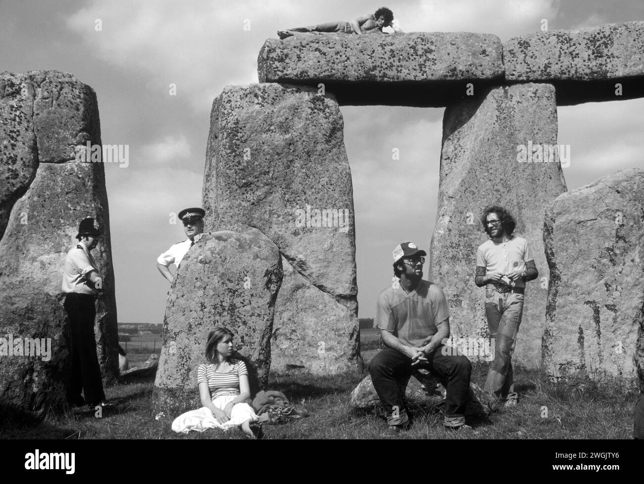 Stonehenge Free Festival al solstizio d'estate, gli hippy in stile anni '1970 partecipano al festival gratuito di Stonehenge per celebrare il solstizio d'estate. Oltre agli hippy, un piccolo gruppo di turisti è venuto a guardare le celebrazioni durante l'evento di tre giorni. Wiltshire, Inghilterra 21 giugno 1979 70s UK HOMER SYKES Foto Stock
