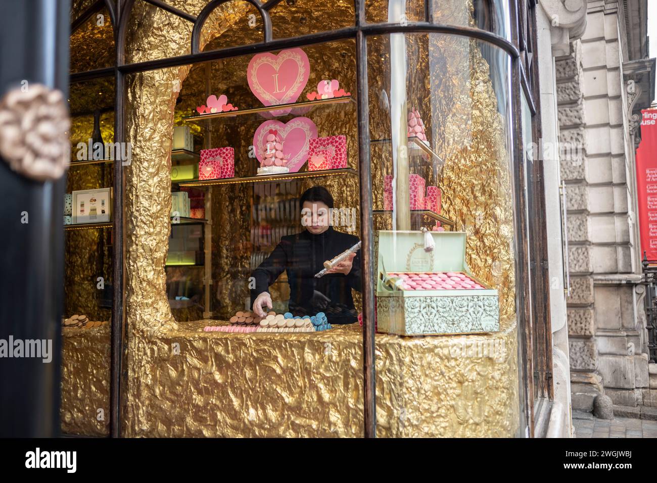 Ladurée, lussuoso macaron e dolciario, situato all'ingresso del Burlington Arcade su Piccadilly, nel cuore di Mayfair, Londra, Regno Unito Foto Stock