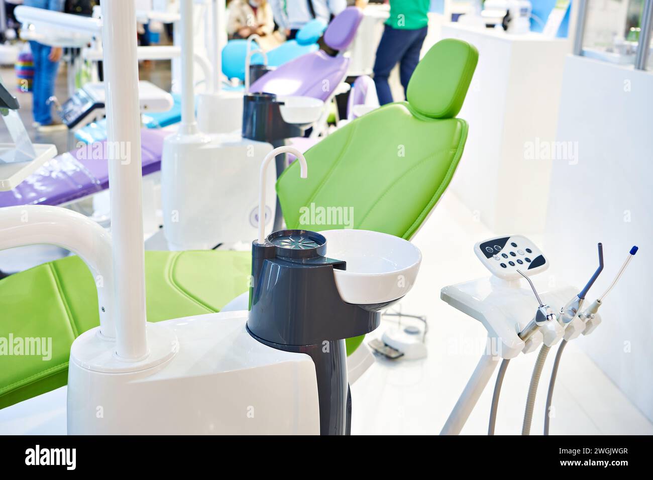 Sedia dentale e attrezzature cliniche alla mostra Foto Stock