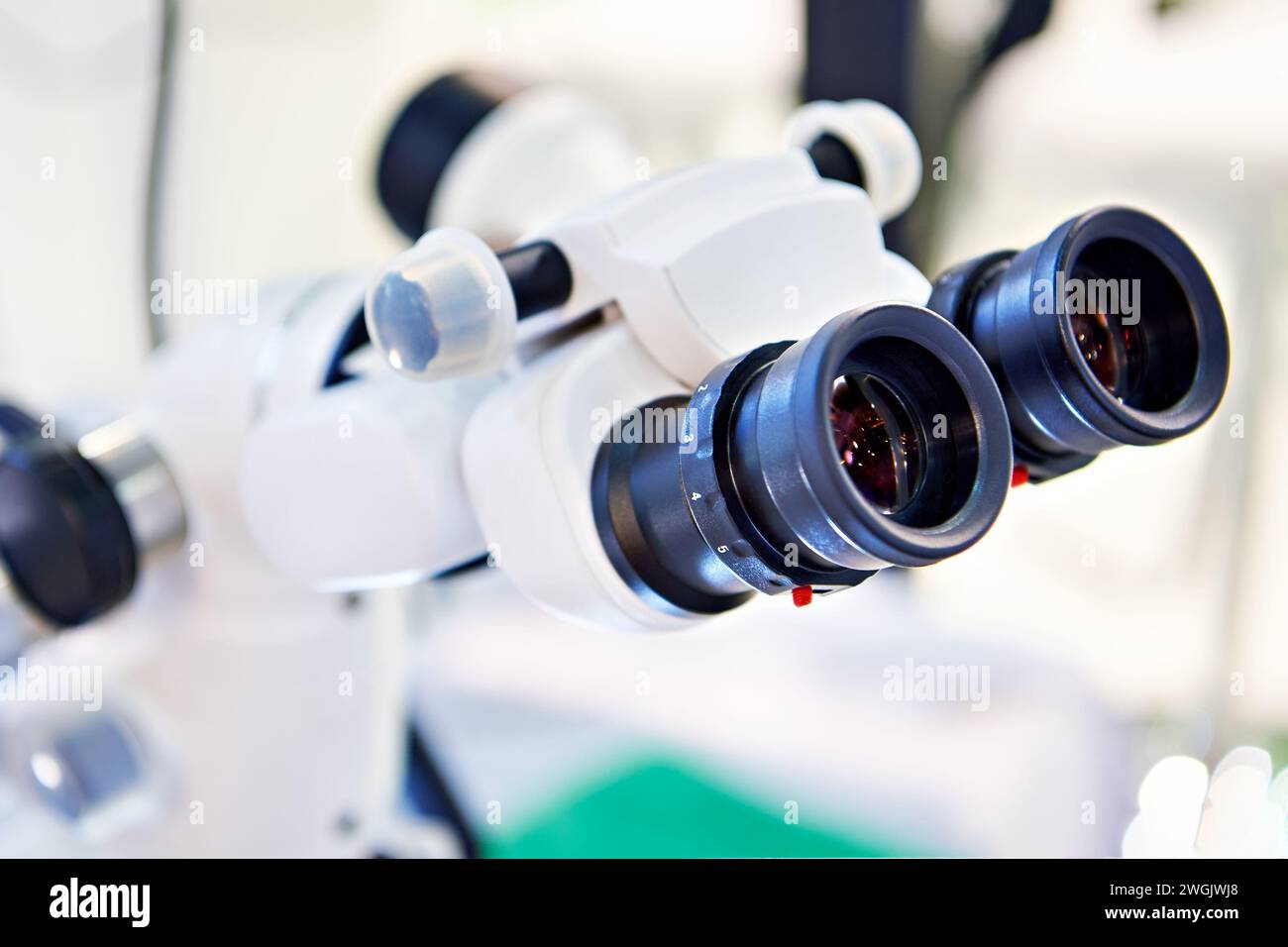 Primo piano degli oculari dello stereomicroscopio dentale Foto Stock