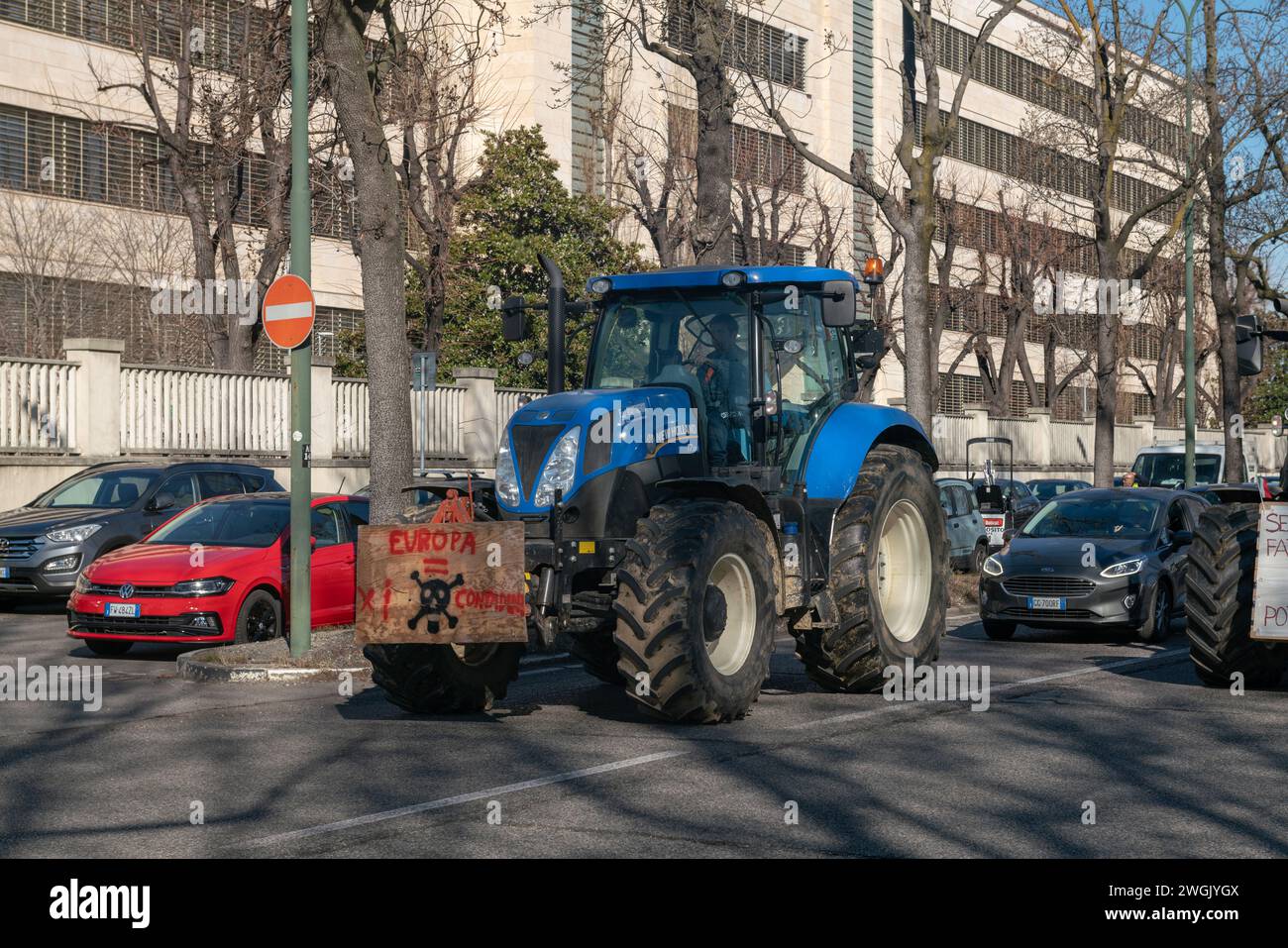 Dimostrazioni degli agricoltori con trattori e blocchi stradali in Italia e in Europa, di fronte allo stabilimento FCA di mirafiori. Blocco straffico delle notizie per le leggi europee. Foto Stock