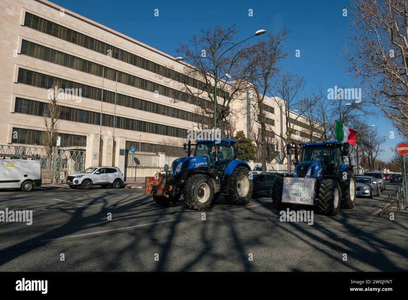 Dimostrazioni degli agricoltori con trattori e blocchi stradali in Italia e in Europa, di fronte allo stabilimento FCA di mirafiori. Blocco straffico delle notizie per le leggi europee. Foto Stock