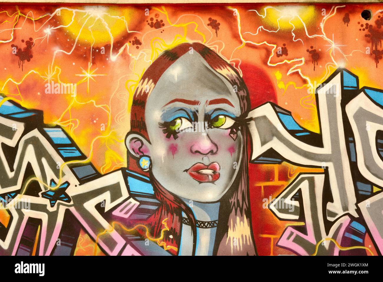 Ragazza con gli occhi verdi graffiti Street art pittura murale a Sofia, Bulgaria, Europa orientale, Balcani, UE Foto Stock