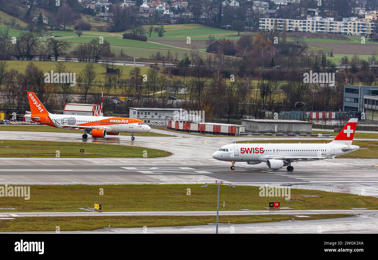 Ein Airbus A320-251N von EasyJet wartet bis er auf die Startbahn rollen kann. Registrazione HB-AYO. Davor Wartet ein Airbus A320-214 von Swiss Internat Foto Stock