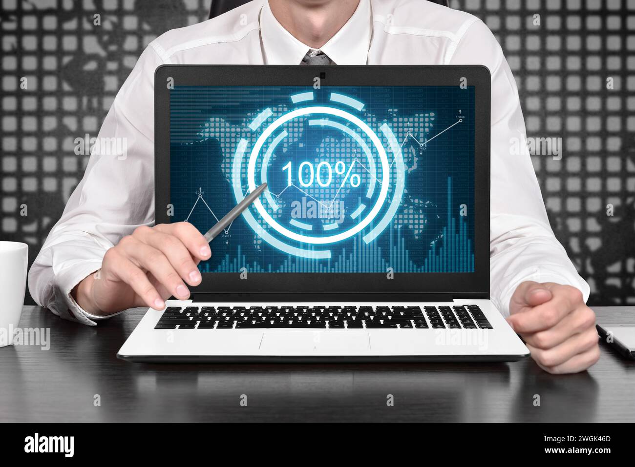 Operatore del trader che punta sullo schermo del notebook con grafici percentuali e dati analitici. Commercio e finanza. Primo piano Foto Stock