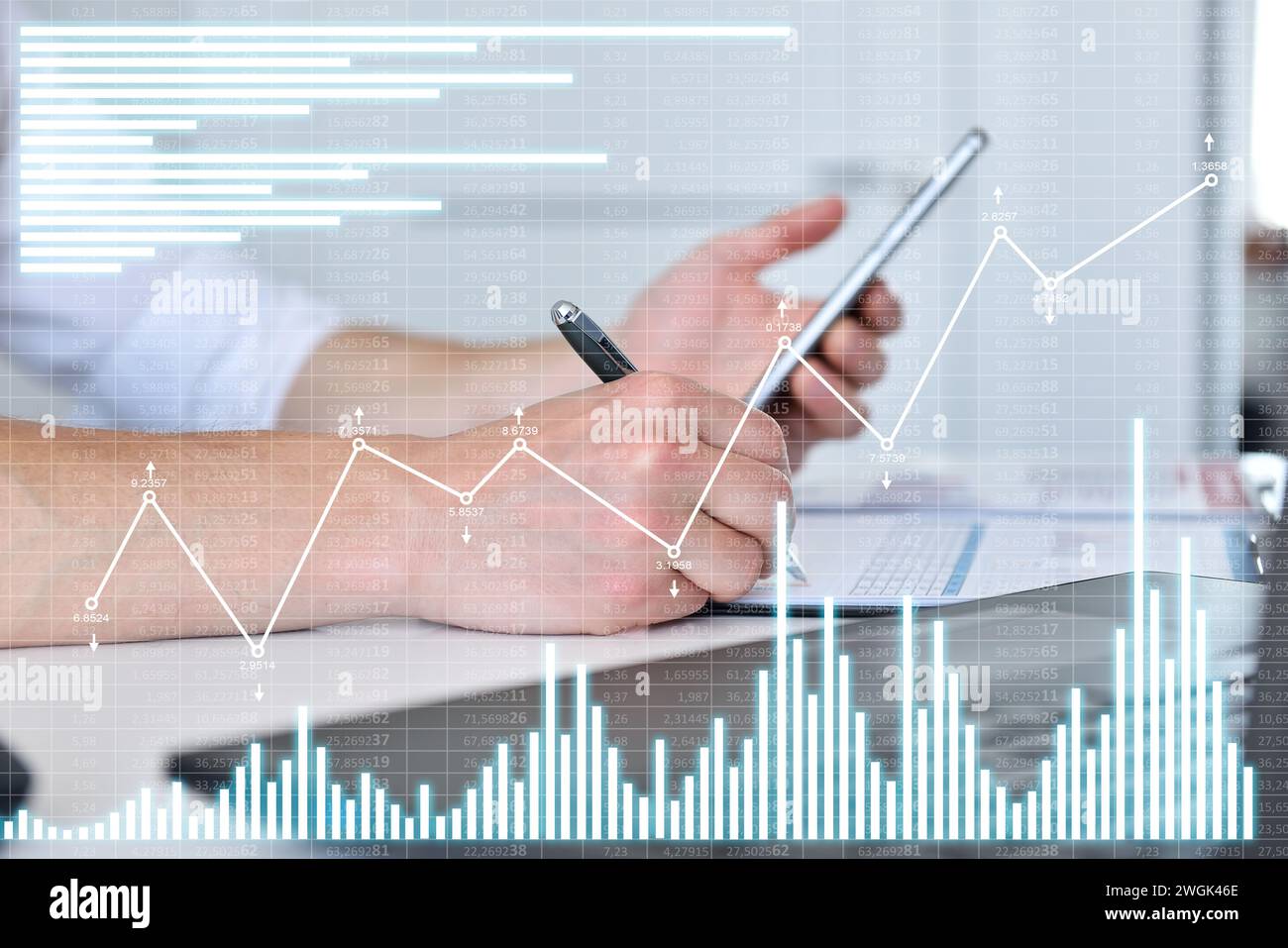 Commerciante con smartphone che analizza i dati e controlla il piano aziendale. Investimento e concetto finanziario. Foto Stock