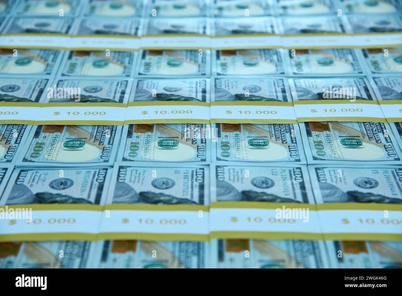 Primo piano di pacchetti da 100 dollari. Concetto di business, finanza e successo. Foto Stock