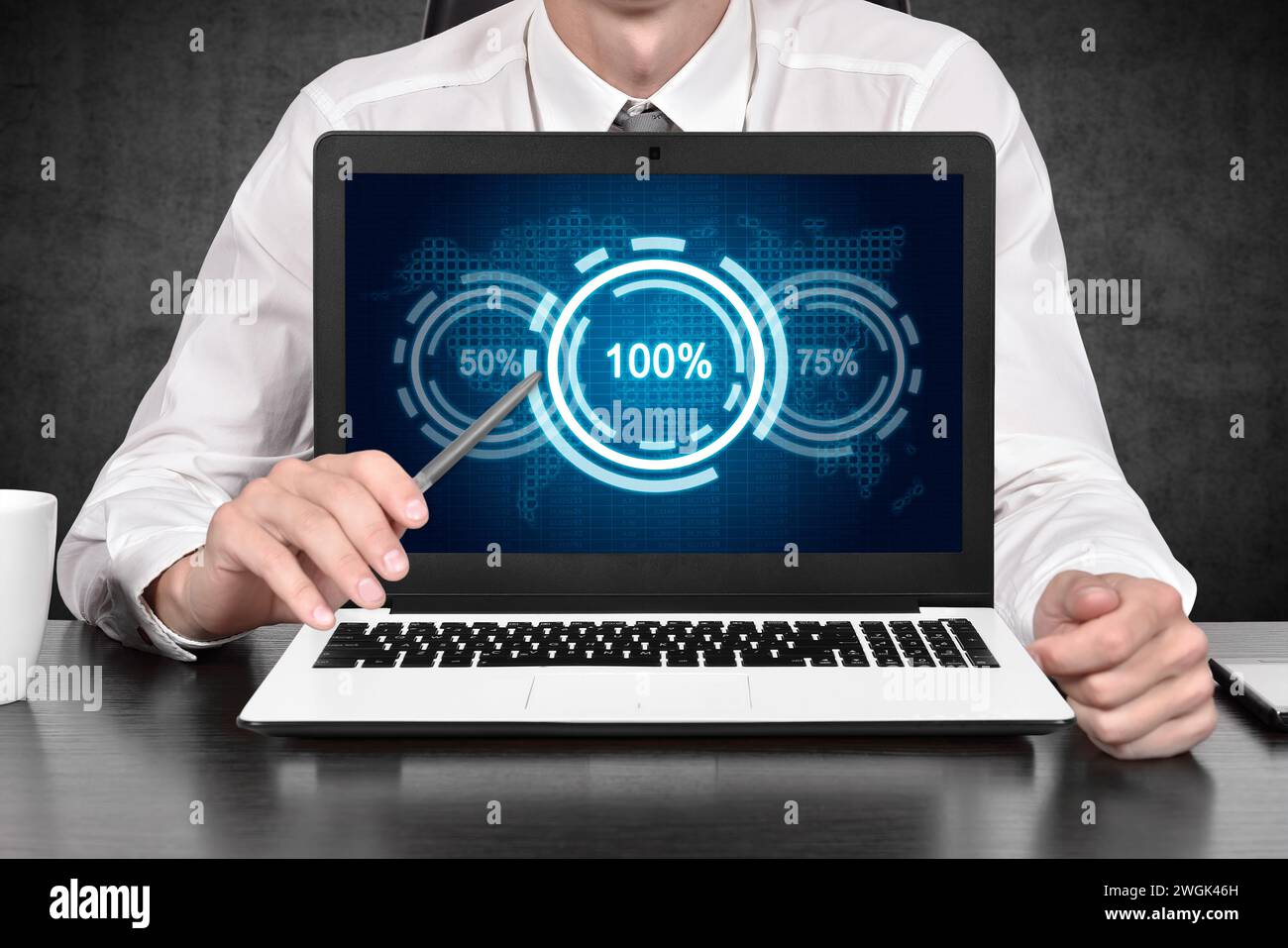 Uomo d'affari che punta sullo schermo di un notebook con preadsheet, dati analitici e grafici percentuali. Analisi e scambio. Primo piano Foto Stock