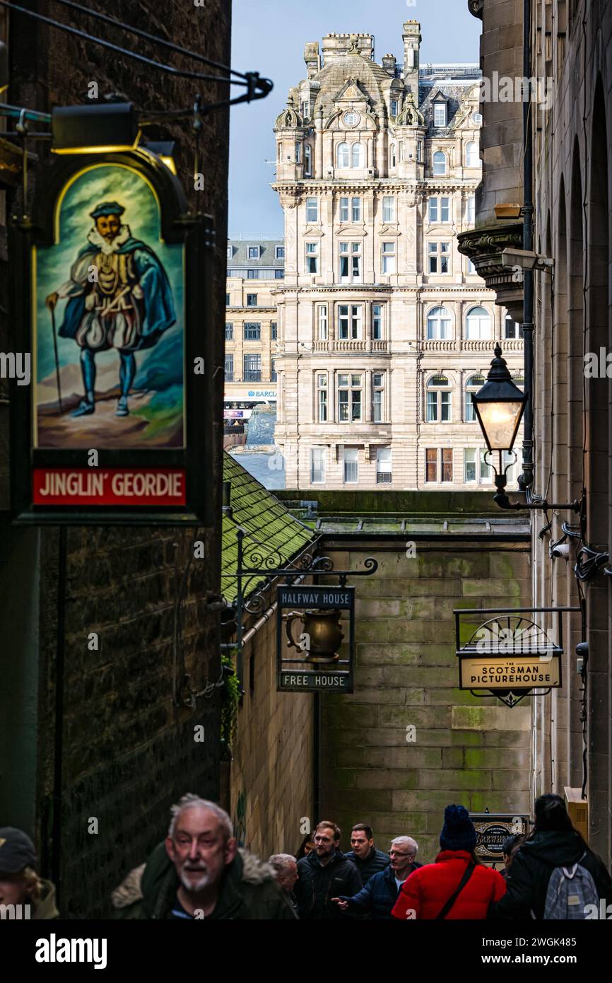 I vecchi cartelli dei pub di Jinglin' Geordie & Halfway House, Fleshmarket Close, Edimburgo, Scozia, Regno Unito Foto Stock