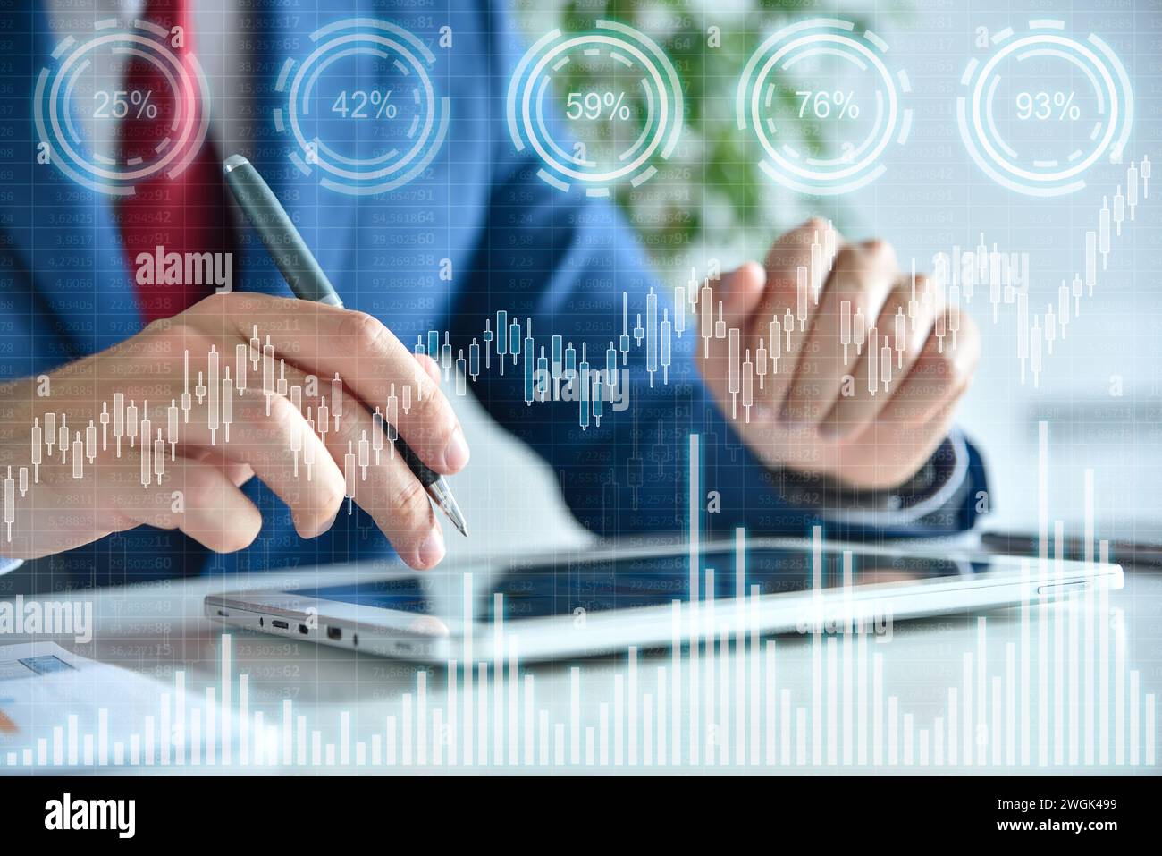 Uomo d'affari mano con la penna che usa un tablet con ologramma delle carte. Concetto di successo economico e finanziario. Foto Stock