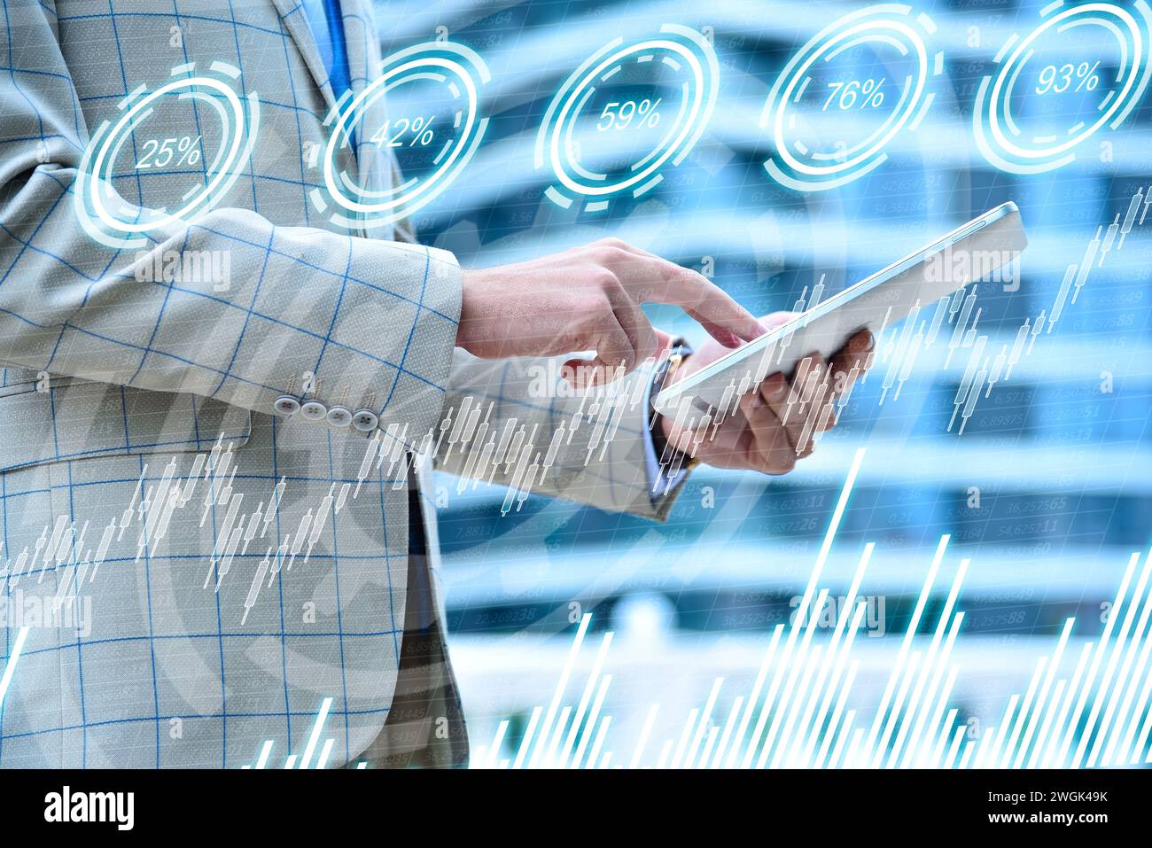 Uomo d'affari che usa un tablet con ologramma dei dati di magazzino. Concetto di successo economico e finanziario. Foto Stock