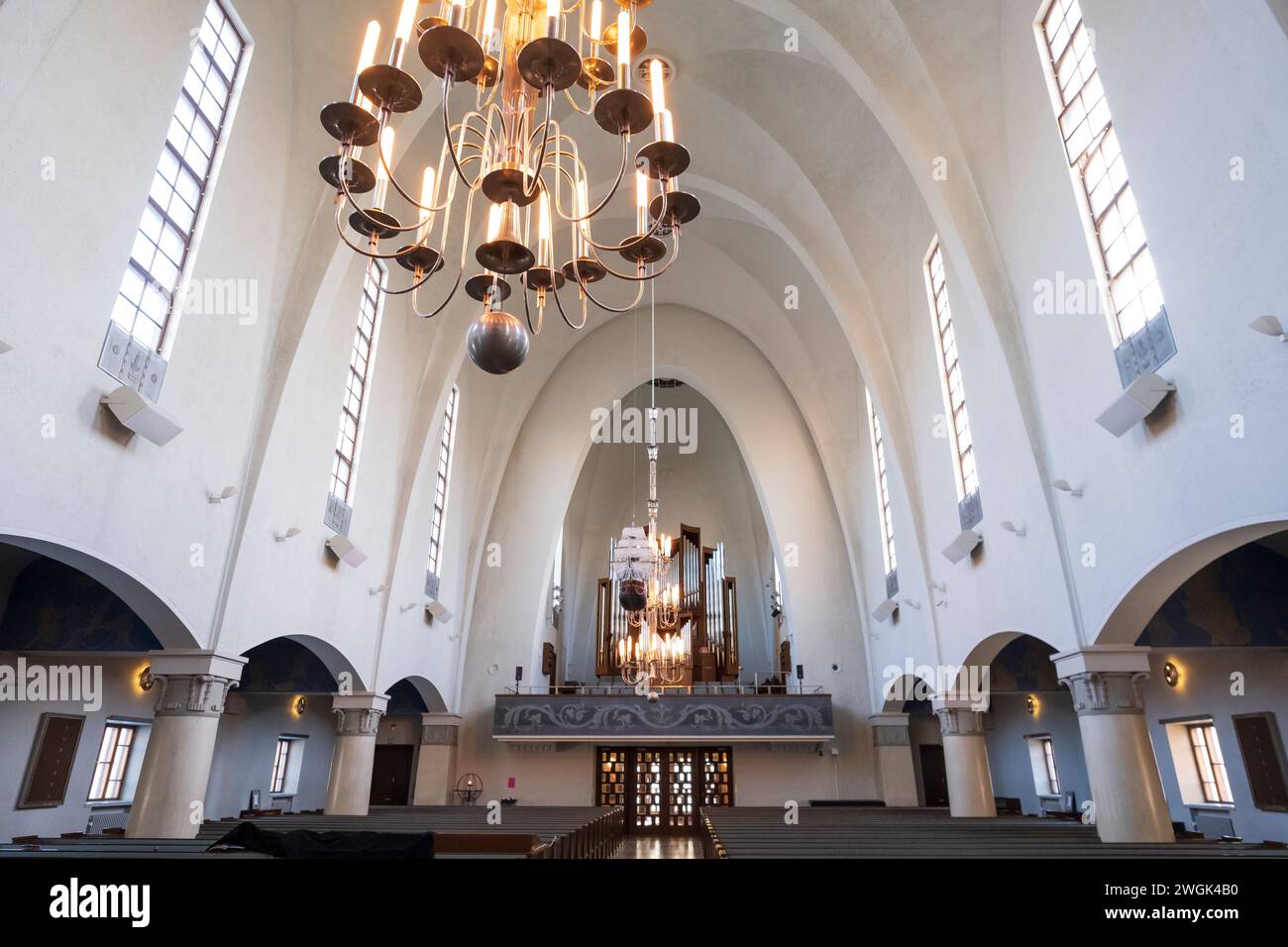 Interno della Mikael Agricolan Kirkko (Chiesa di Michael agricola) a Strasnki, Finlandia. Progettato da Lars Sonck, costruito nel 1933-35. Foto Stock