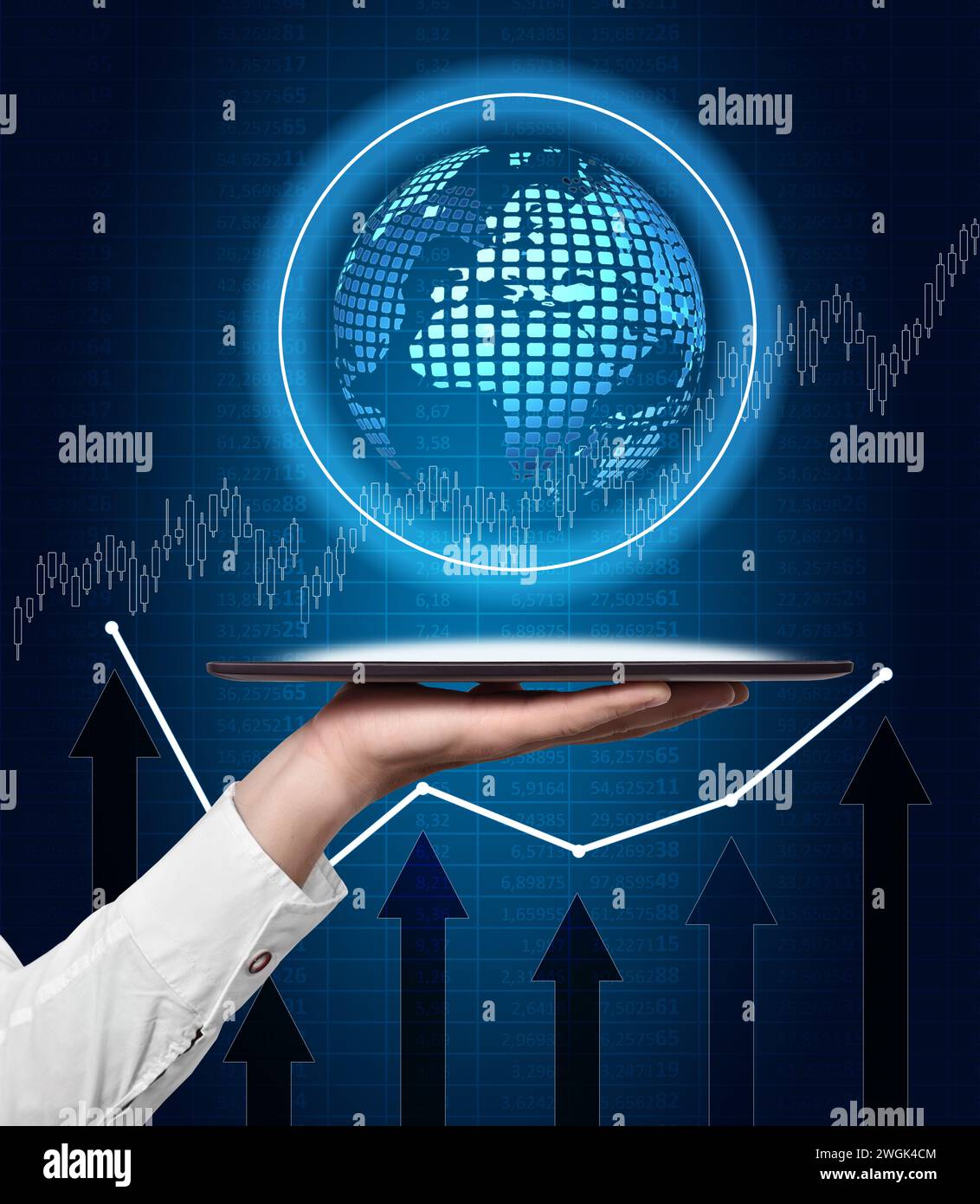 Un uomo d'affari ha un tablet con realtà virtuale e interfaccia di rete globale. Grafico delle scorte in aumento e ologramma digitale del globo terrestre. Poll Foto Stock