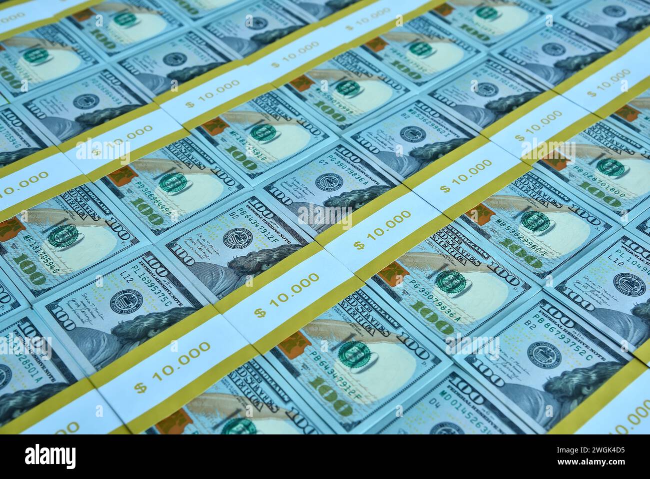 Primo piano di pacchetti di banconote da cento dollari sul tavolo. Concetto di business, finanza e successo. Foto Stock