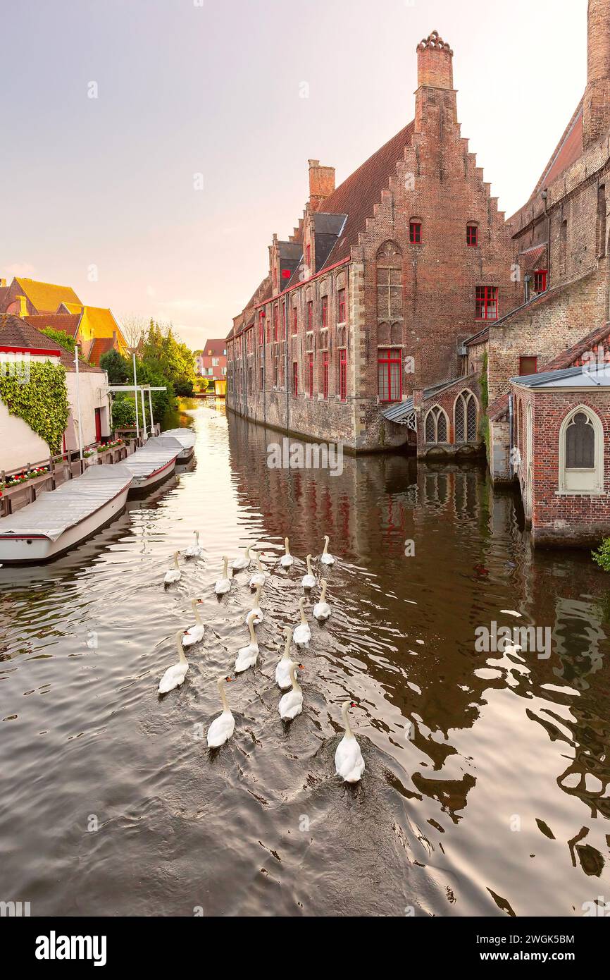 Ospedale di San Giovanni al tramonto, ora d'oro, Bruges, Belgio. Foto Stock