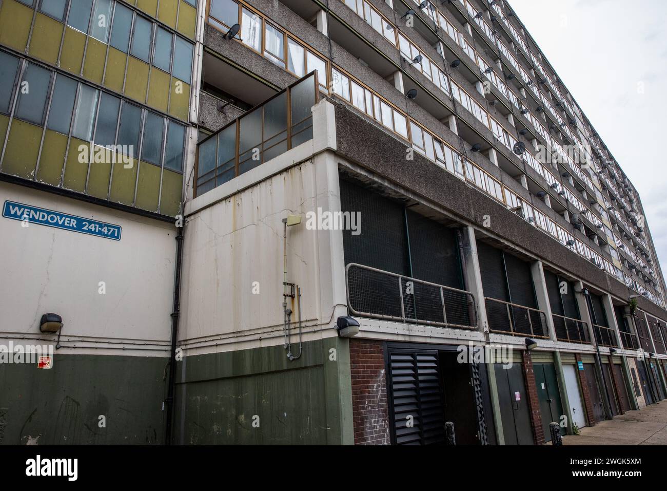 Londra, Regno Unito. 27 aprile 2023. Una sezione di un isolato di Wendover presso la Aylesbury Estate a Walworth. La tenuta di Aylesbury, una delle più grandi proprietà abitative d'Europa, costruita tra il 1963 e il 1977, è stata soggetta a un processo di rigenerazione graduale dal 2005. Crediti: Mark Kerrison/Alamy Live News Foto Stock
