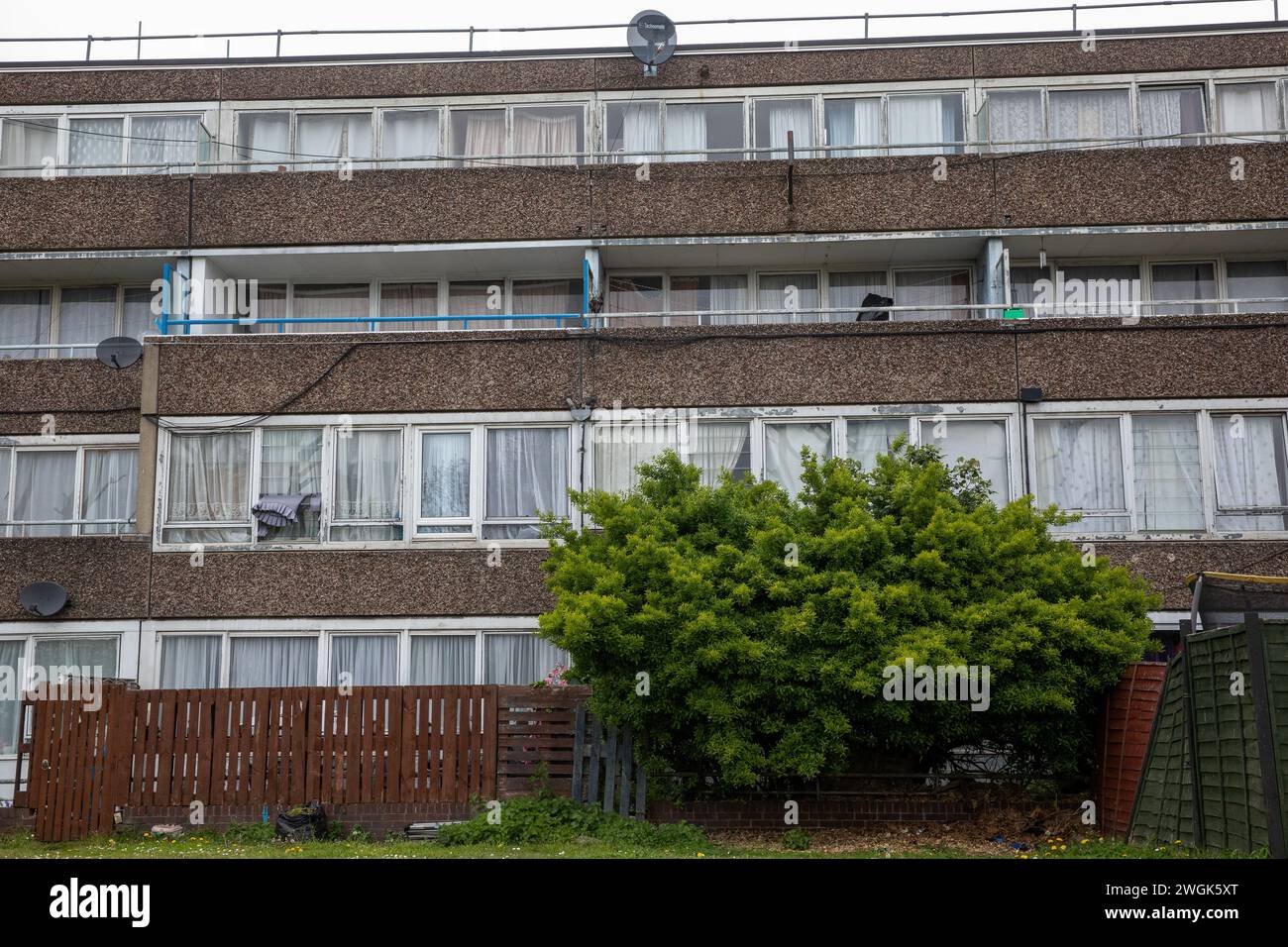 Londra, Regno Unito. 27 aprile 2023. Una sezione di un edificio residenziale di Gayhurst presso la Aylesbury Estate a Walworth. La tenuta di Aylesbury, una delle più grandi proprietà abitative d'Europa, costruita tra il 1963 e il 1977, è stata soggetta a un processo di rigenerazione graduale dal 2005. Crediti: Mark Kerrison/Alamy Live News Foto Stock