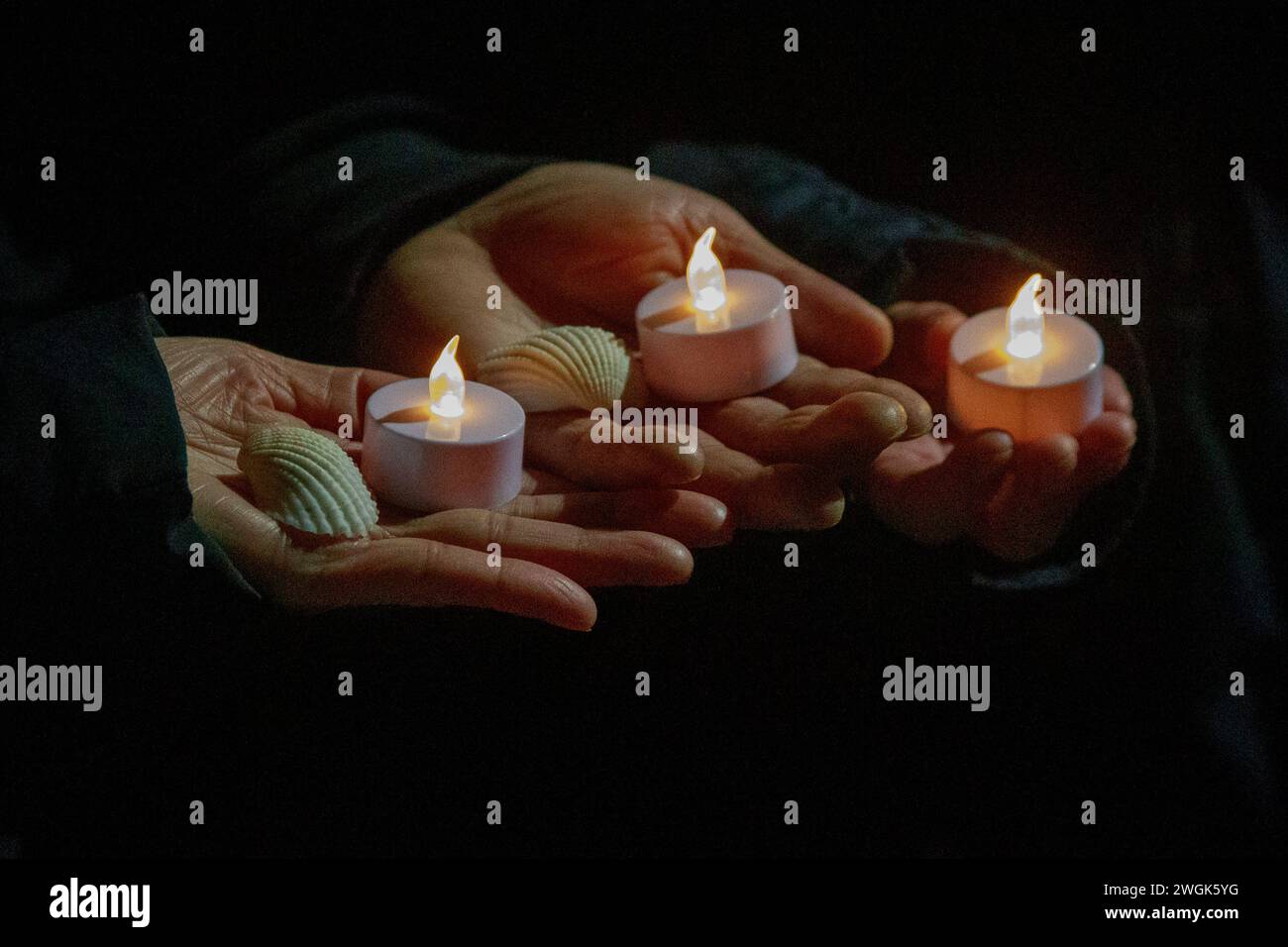 Morecambe, Lancashire, Regno Unito. 5 febbraio 2024. Una veglia a lume di candela si è tenuta sul lungomare di Morecambe per celebrare gli eventi di vent'anni fa, quando 23 migranti cinesi i cui nomi venivano letti al servizio. Erano stati trafficati nel Regno Unito e dove snet per la baia di morecambe per raccogliere i coccodrilli e dove sono stati catturati e annegati dalla marea in arrivo la notte del 5° Febroaury 2004, a coloro che hanno partecipato agli eventi di vent'anni fa è stato consegnato un guscio di gallina. Lì dove chiede la fine del traffico e della schiavitù moderna credito: PN News/Alamy Live News Foto Stock