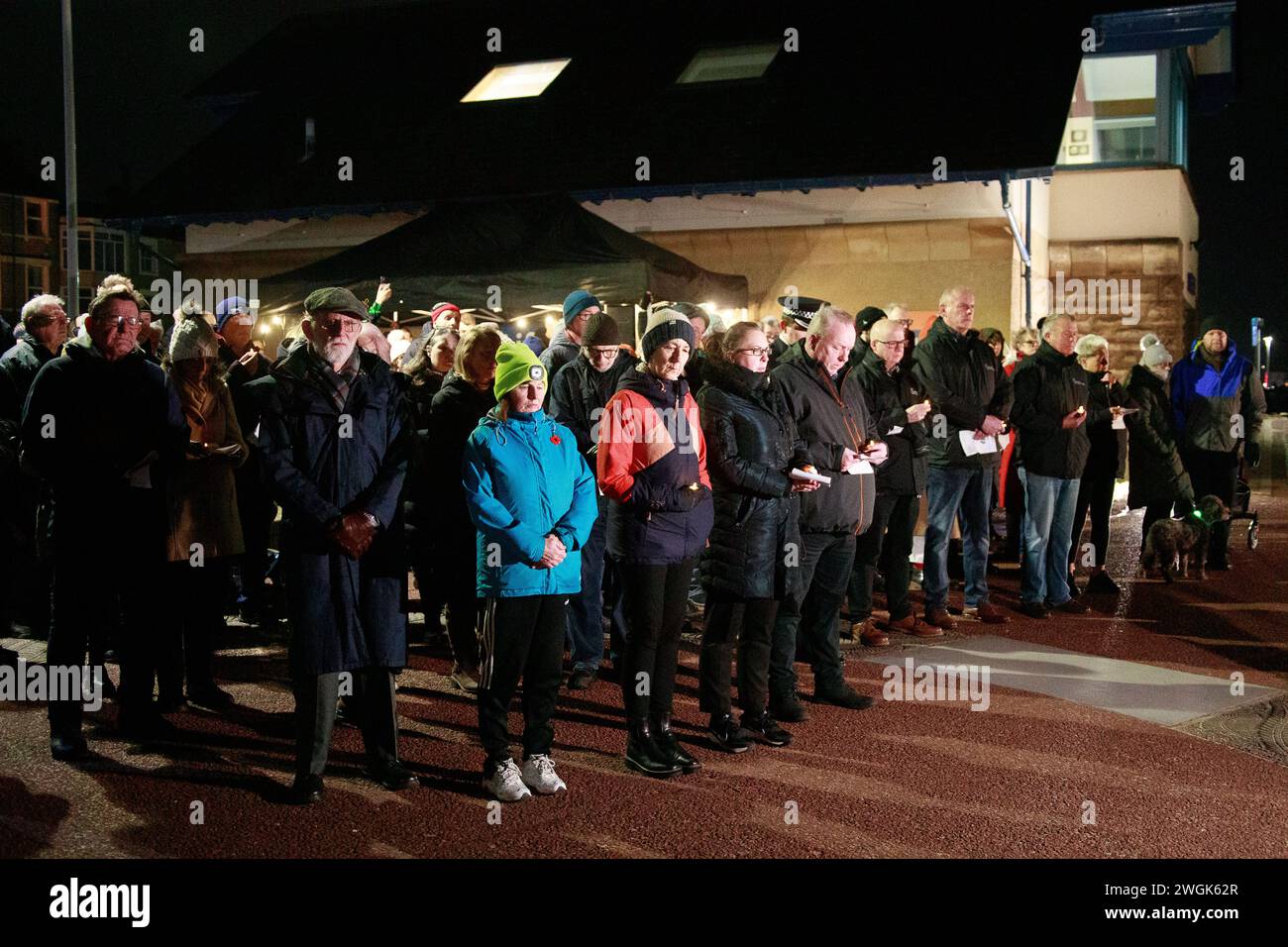 Morecambe, Lancashire, Regno Unito. 5 febbraio 2024. Una veglia a lume di candela si è tenuta sul lungomare di Morecambe per celebrare gli eventi di vent'anni fa, quando 23 migranti cinesi i cui nomi venivano letti al servizio. Erano stati trafficati nel Regno Unito e dove snet per la baia di morecambe per raccogliere i coccodrilli e dove sono stati catturati e annegati dalla marea in arrivo la notte del 5° Febroaury 2004, a coloro che hanno partecipato agli eventi di vent'anni fa è stato consegnato un guscio di gallina. Lì dove chiede la fine del traffico e della schiavitù moderna credito: PN News/Alamy Live News Foto Stock