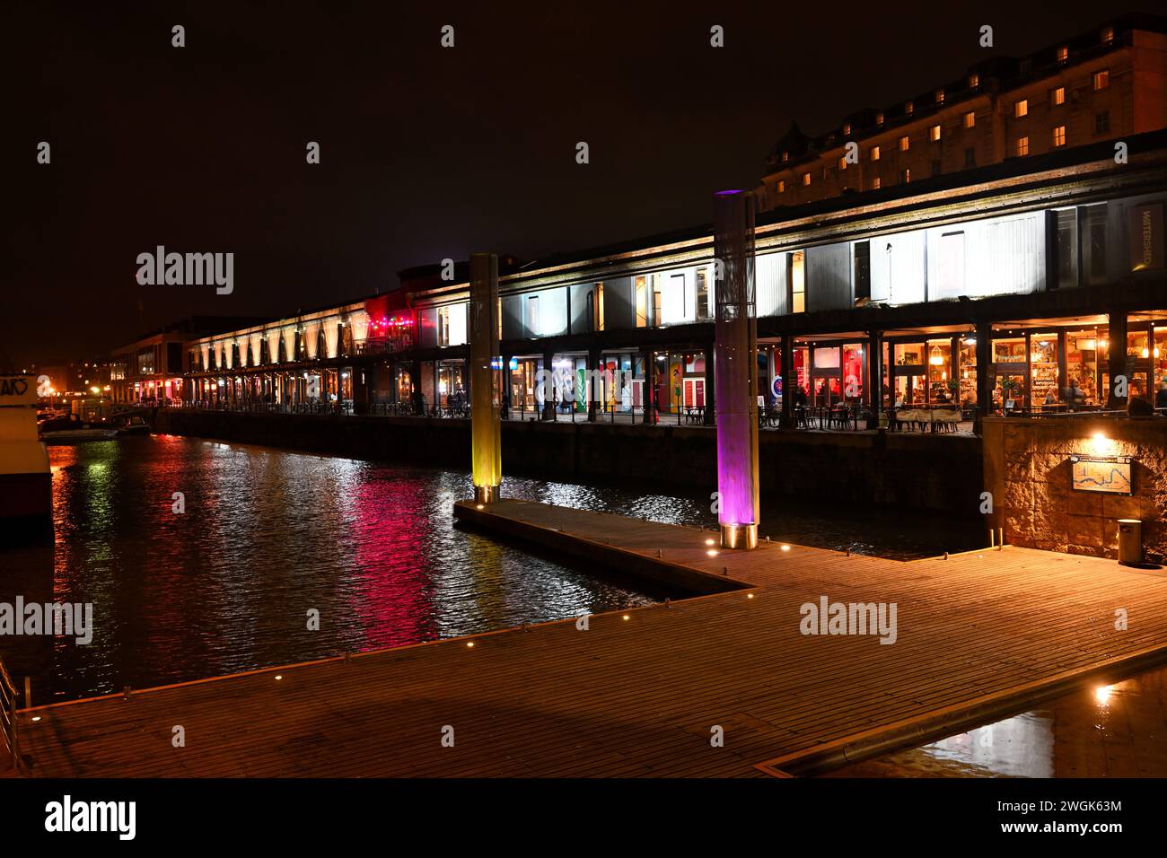 Notte lungo il lungomare del centro di Bristol con file di caffè e bar, Regno Unito Foto Stock