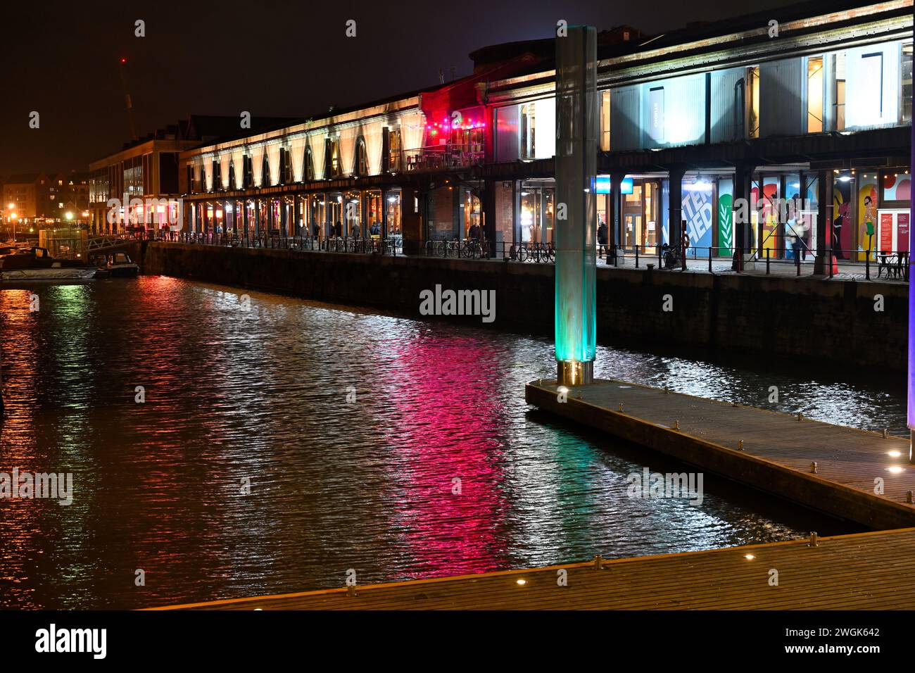 Notte lungo il lungomare del centro di Bristol con file di caffè e bar, Regno Unito Foto Stock