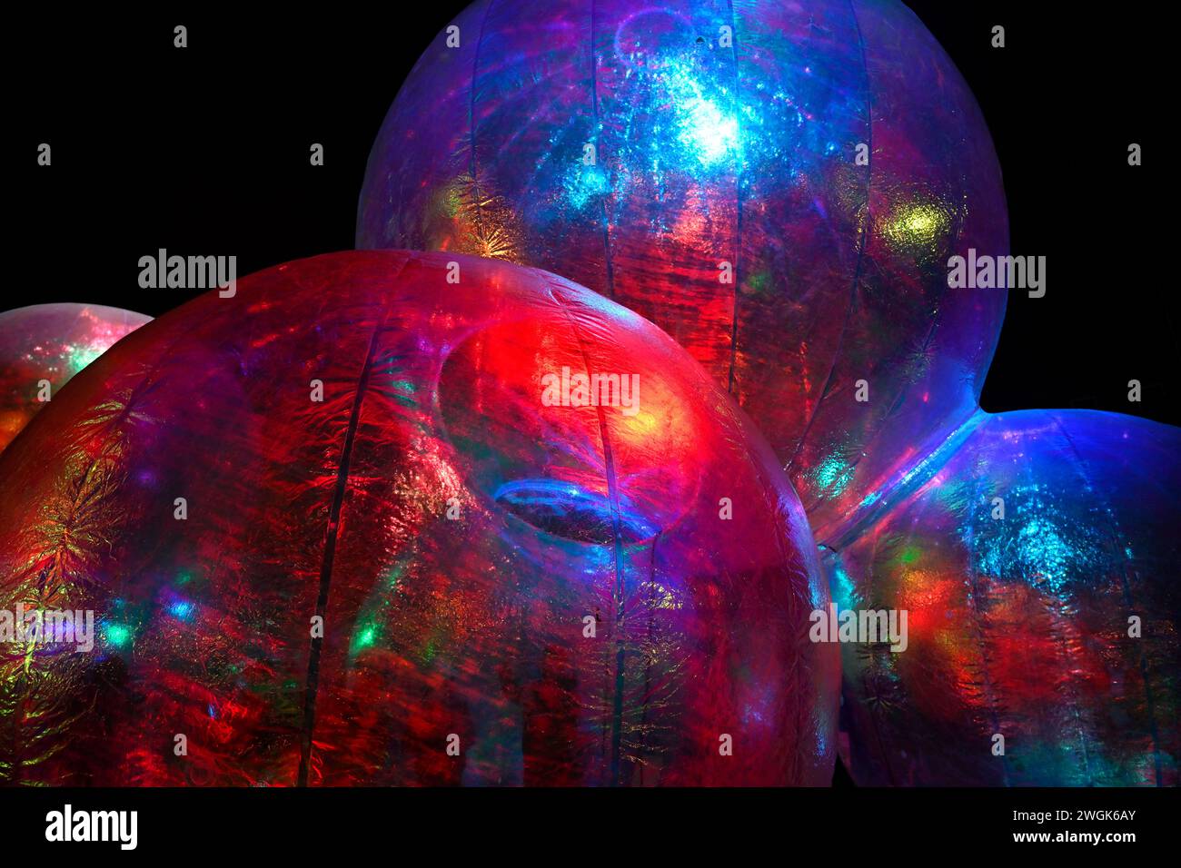 Astratti, sfere, cerchi, globi di colore rosso e blu Foto Stock