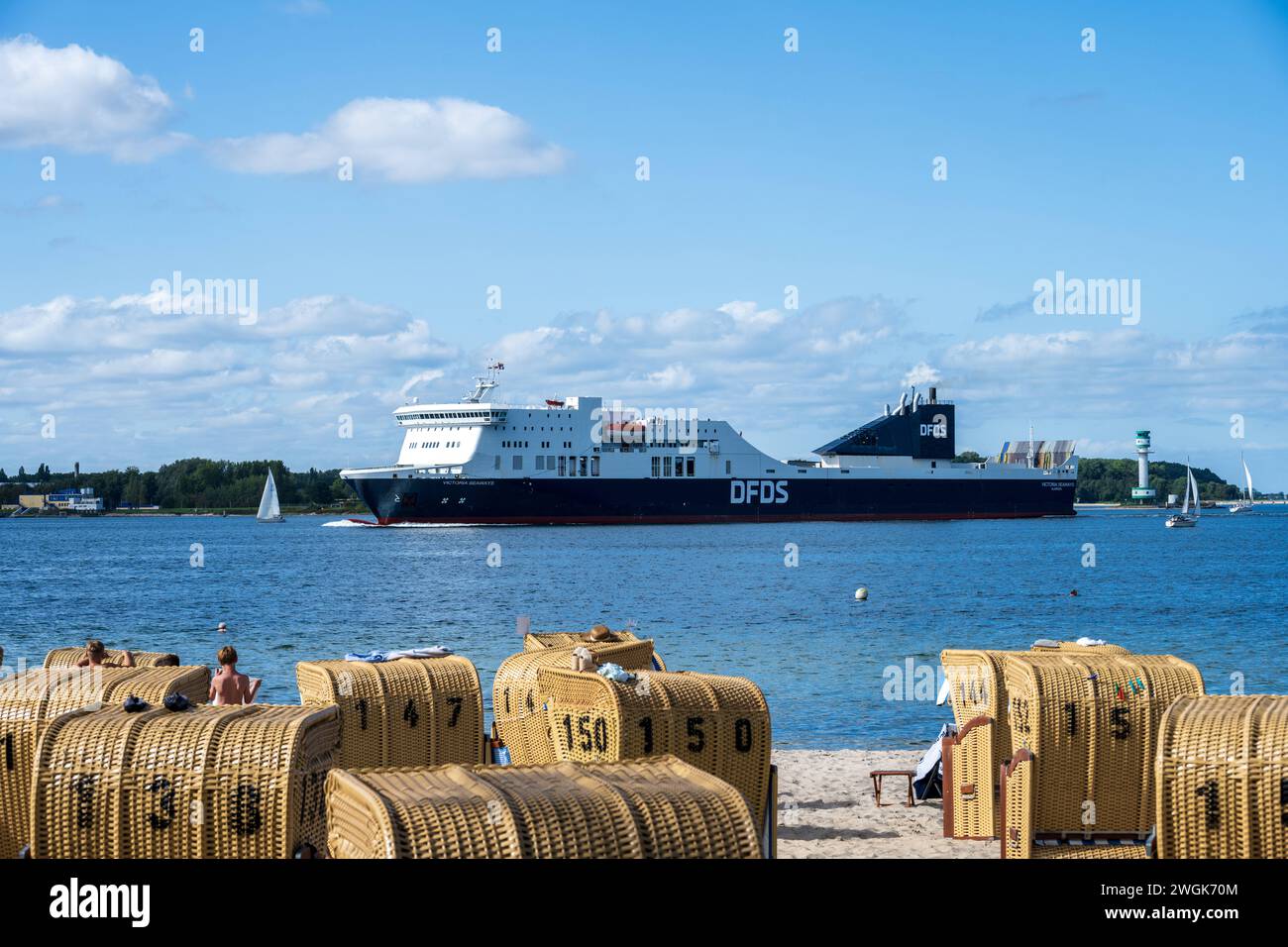 Sommer Strandleben mit Strandkörben an der Kieler Förde in Möltenort, Die Maxi Fähre Victoria Seaways fährt vorbei *** vita da spiaggia estiva con sedie a sdraio sul fiordo di Kiel a Möltenort, passa il maxi traghetto Victoria Seaways Foto Stock