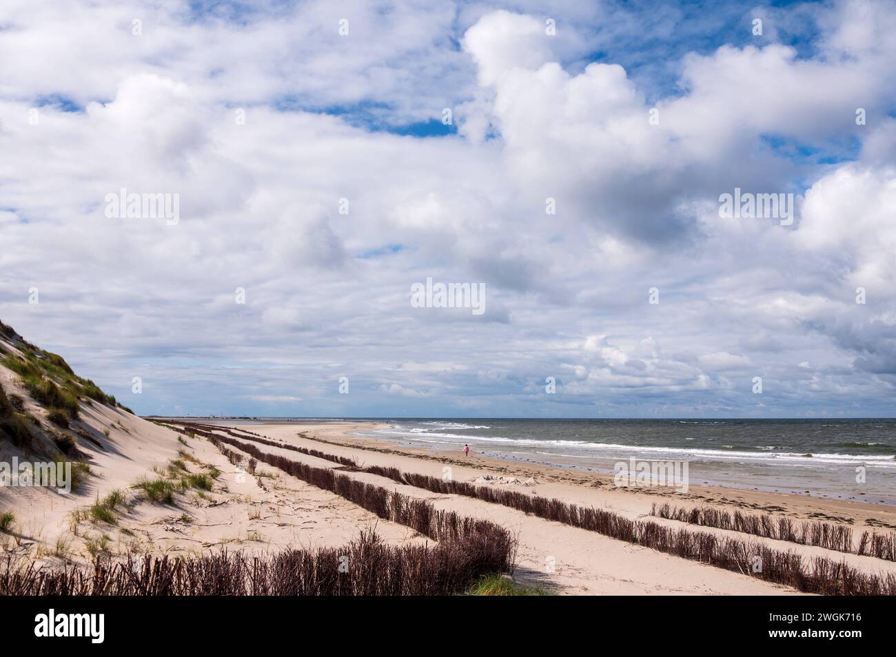 Spaziergänger am feinen Sandstrand von Amrum bei Norddorf, im Vordergrund Maßnahmen für den Küstenschutz *** escursionisti sulla spiaggia di sabbia fine di Amrum vicino a Norddorf, con misure di protezione costiera in primo piano Foto Stock