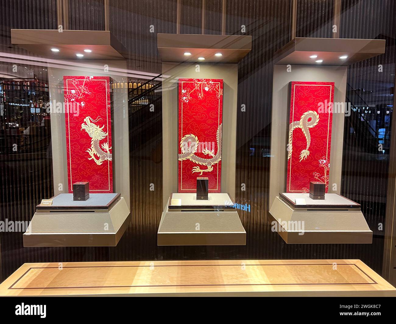 Singapore. Scopri le decorazioni delle vetrine con drago rosso e oro. Preparazione del capodanno cinese - 2024. Foto Stock