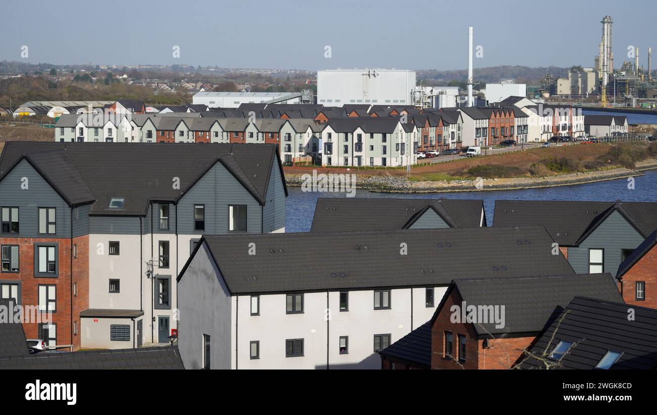 Barry, vale of Glam, Galles febbraio 02 2024: Affacciato sul lungomare da Barry Island. Nuove case e appartamenti costruiti su un molo in disuso Foto Stock